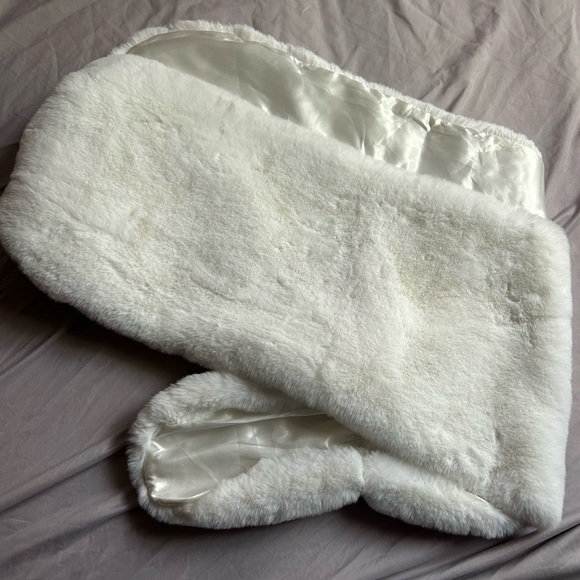 White Faux Fur Wrap Shawl - Picture 4 of 4